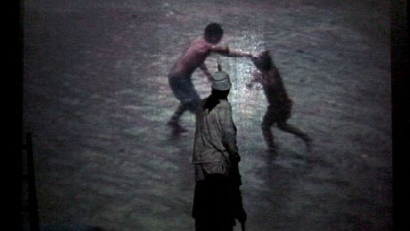 Cao Guimaraes, El pintor tira el cine en la basura / O pintor joga o filme na lata de lixo
2008, video