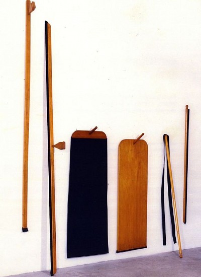 Cildo Meireles, Rodos  (secadores o frasuelos)
1978, Wood